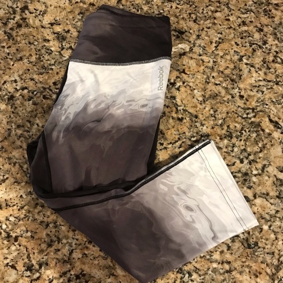 👟Reebok Capri Leggings - Picture 1 of 7